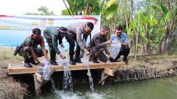 Polres Nganjuk Gelar Penanaman Pohon, Penyebaran Benih Ikan Konsumsi dan Pemberian Beasiswa