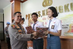 Kapolres Klungkung Serahkan Beasiswa Kepada 4 Orang Siswa Sambut Hari Bhayangkara ke-78