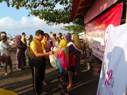 Sambut HUT Bhayangakara ke-78 Polres Karangasem Bersih Pantai dan Bagikan 15 Peket Sembako ke Warga Nelayan