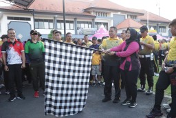 Meriahkan di Hari Bhayangkara ke-78 Polres Klungkung Gelar Fun Walk dan Olah Raga Bersama