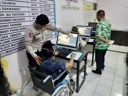 Hari Bhayangkara ke-78, Satlantas Polres Sampang Berikan Kemudahan Pengurusan SIM Bagi Disabilitas
