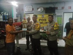 Kelurahan Palmeriam Raih Juara Lomba Satkamling Dalam Rangka HUT Bhayangkara ke 78, Kapolsek Matraman Serahkan Piala