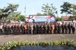 Upacara Hari Bhayangkara Ke-78 Di Polres Sampang, Dipimpin Waka Polres Sampang Kompol Hosna Nurhidayah S.IK,MH