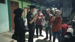 Kapolsek dan Ketua Ranting Bhayangkari Cakung Takziah ke Rumah Duka Alm Aiptu Salirman