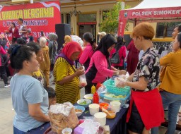Rayakan Hut Bhayangkara ke 78 Kapolsek Simokerto Ajak Masyarakat Makan dan Joget Bersama