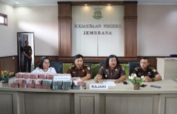 Terpidana Prof Winasa Serahkan Uang Pengganti dan Denda Kepada Kejari Jembrana