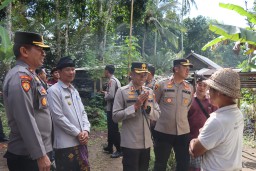 Kapolres Karangasem Tinjau Progres Bedah Rumah di Desa Rendang