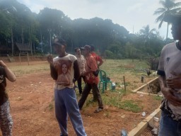 Gotong Royong: Membersihkan Lapangan Desa Pada Suka