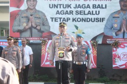 Apel Jam PImpinan Kapolres Bandara Ngurah Rai Mendadak Periksa HP Personilnya