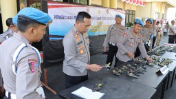 Sipropam Polres Nganjuk Gelar Pemeriksaan Berkala Senjata Api Laras Pendek Organik dan Amunisi