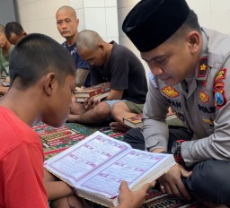 Khatam Al-Quran, Tahanan Polsek Simokerto Dapat Surprise Pilih Menu Makanan yang Diinginkan