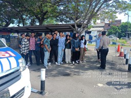 Tata Cara Praktek Ujian SIM Kepada Siswa SMA Negeri 17 Surabaya Petugas Satpas Colombo Berikan Arahan