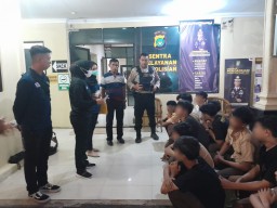 Polisi Lakukan Pemeriksaan Urine Terhadap Siswa PGRI 1 Halim Perdanakusuma Yang Tertangkap Hendak Tawuran di Kawasan Kampung Melayu