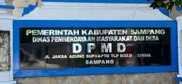 Warga Buker Mengadu ke DPMD Sampang Terkait Ngelupasnya Jalan Rabat Beton
