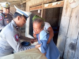 Bentuk Peduli Satlantas Polres Sampang ke Bapak Pekong, Menderita Lumpuh dan Kurang Mampu