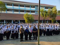 Dalam Senin Pintar, Polisi Jadi Irup di SMPN 281 Jakarta