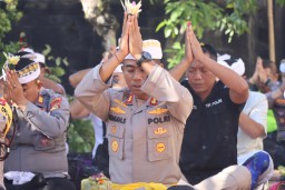 Kapolres Karangasem Pimpin Persembahyangan Bersama di Hari Raya Pagerwesi