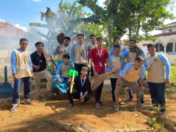 Mahasiswa KKN Posko 10, Tunjukkan Kepedulian dengan Turut Membersihkan Masjid dan Pemakaman Desa