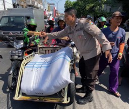 "Jumat Berkah" Polsek Simokerto Bagikan 200 Nasi Kotak Kepada Masyarakat