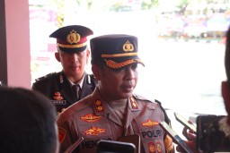 Prosesi Pedang Pora Warnai Tradisi Pisah Sambut Kapolres Sampang