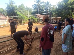 Gotong Royong Pembuatan Lapangan Bola Voli Putra dan Putri di Desa Cijaralang