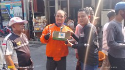 Jum'at Berkah AMI Bagikan Ratusan Sarung Gratis Untuk Umat Muslim