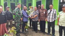 TMMD ke 121 Kodim Probolinggo, Petani Terima Bantuan Bibit