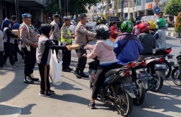 Jumat Berkah, Masyarakat Dibuat Senang Oleh Aksi Polsek Simokerto 