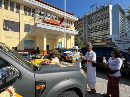 Polres Bandara Ngurah Rai Gelar Persembahyangan Hari Raya Tumpek Landep