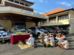 Polres Klungkung Upacarai Kendaraan Operasional dan Senjata di Hari Raya Tumpek Landep