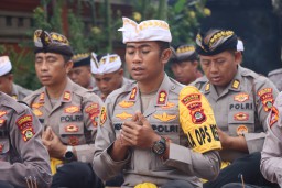 Kapolres Karangasem Pimpin Persembahyangan Hari Raya Tumpek Landep di Pura Padmasana