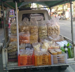 Lapak Aneka Camilan Khas Madura Tersedia di Depan Pasar Rongtengah Sampang