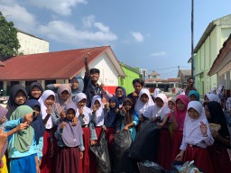 SDN Sumberjaya 1 Antusias Laksanakan Ecobrick Bersama Mahasiswa Kukerta UIN SMH Banten Kelompok 62