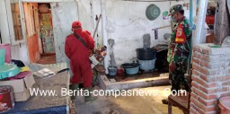 Basmi Sarang Nyamuk, Babinsa Dabasah Koramil 0822/01 Bondowoso Dampingi Kegiatan Fogging