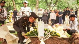 Wakapolres Metro Jakarta Timur Pimpin Upacara Pemakaman Anggota Polri