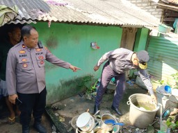 POLRI PEDULI Kapolres Bangkalan Beri Bantuan Renovasi MCK dan Rumah Tidak Layak Huni