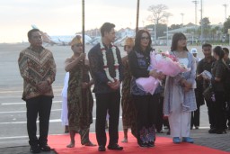 Saat Tiba di Base Ops Lanud Ngurah Rai Kapolda Bali Disambut Tari Pendet