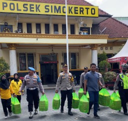 Polsek Simokerto Bagikan 200 Nasi Kotak Kepada Masyarakat di Jumat Berkah