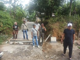 Tim Monev Kecamatan Cimanggu Memantau Progres Dana Desa Tahap 2 di Desa Cibadak
