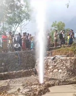 Fenomena Alam, Semburan Air Setinggi 15 Meter, Gegerkan Warga di Omben