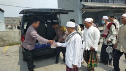 Polsek Cakung Bagikan Snack dan Air Mineral Kepada Jamaah Sholat Jumat Dalam Jumat Berkah 