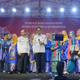 Ketua IKM Kota Tangerang Buka Festival Urang Minang Baralek Gadang di Mall Balekota