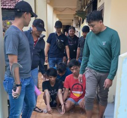 6 Pelaku Begal dan Curanmor Menangis Saat di Gelandang Anti Bandit Polsek Simokerto