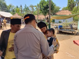 Polri Peduli, Wakapolres Bangkalan Takziah Korban Pembunuhan di Desa Kajuanak