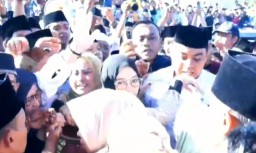 Ribuan Masyarakat Mendatangi Kediaman Kepala Desa Ketapang Daya Moh. Wijdan