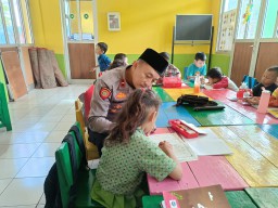 Ipda H. Abdul Basit, SH Kembali Ajari Anak-anak di Pasar Induk Kramatjati Mengaji dan Menulis Arab