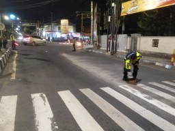 Bentuk Kepedulian Satlantas Polres Sampang Akan Keselamatan Pengendara Bermotor Bersihkan Tumpahan Pasir di Jalan