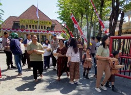 Polsek Simokerto Bagikan 200 Nasi Kotak ke Masyarakat 
