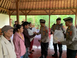 Giat Minggu Kasih Polres Karangasem di Obyek Wisata Bukit Surga Br Dinas Tanah Ampo Desa Jungutan