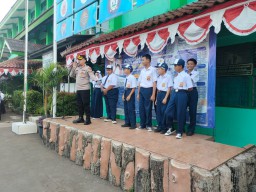 Kapolsek Ciracas Berikan Pembinaan dan Penyuluhan ke Sekolah Dalam Senin Pintar